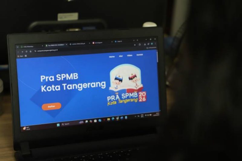 Petugas Dinas Pendidikan Kota Tangerang memberikan pendampingan kepada masyarakat terkait proses Pra-SPMB 2026 guna mencegah praktik pungli dan percaloan dalam penerimaan siswa baru.