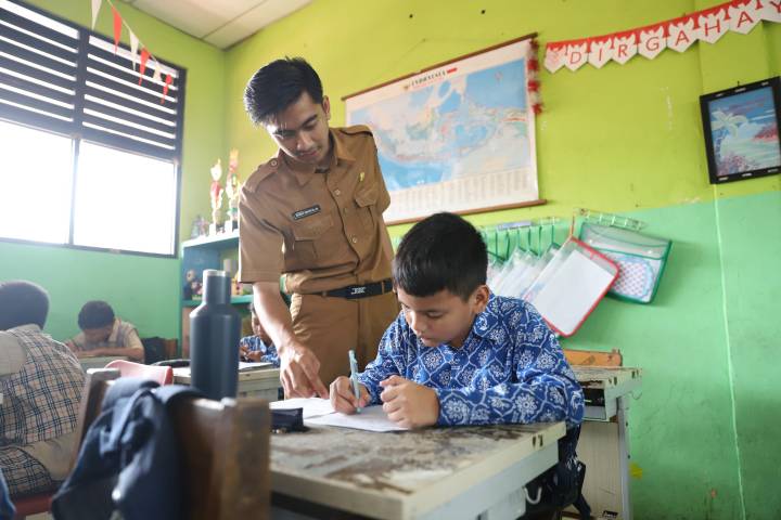 Petugas Dinas Pendidikan Kota Tangerang memberikan informasi pelaksanaan SPMB 2026 kepada orang tua murid. Pemkot Tangerang menyiapkan jalur khusus bagi siswa penyandang disabilitas untuk memastikan akses pendidikan yang setara.