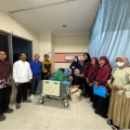 Petugas Dinsos Kota Tangerang saat mendampingi anak terlantar yang ditemukan lemas di kawasan Tol Jurumudi sebelum dipulangkan ke keluarganya di Cengkareng, Jakarta Barat.