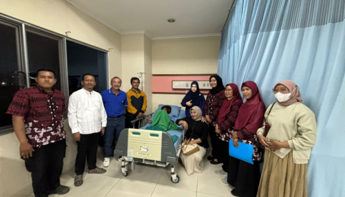 Petugas Dinsos Kota Tangerang saat mendampingi anak terlantar yang ditemukan lemas di kawasan Tol Jurumudi sebelum dipulangkan ke keluarganya di Cengkareng, Jakarta Barat.