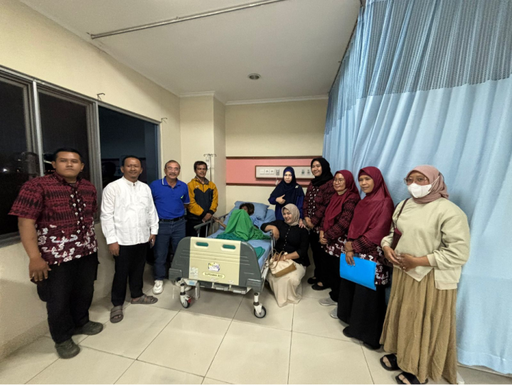 Petugas Dinsos Kota Tangerang saat mendampingi anak terlantar yang ditemukan lemas di kawasan Tol Jurumudi sebelum dipulangkan ke keluarganya di Cengkareng, Jakarta Barat.