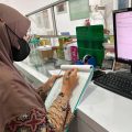 Petugas Puskesmas Cibodasari saat melakukan pemeriksaan pelayanan kefarmasian dan pengawasan penyimpanan obat di salah satu apotek di Kota Tangerang.