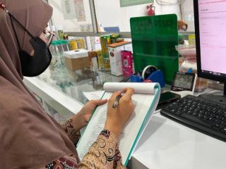 Petugas Puskesmas Cibodasari saat melakukan pemeriksaan pelayanan kefarmasian dan pengawasan penyimpanan obat di salah satu apotek di Kota Tangerang.