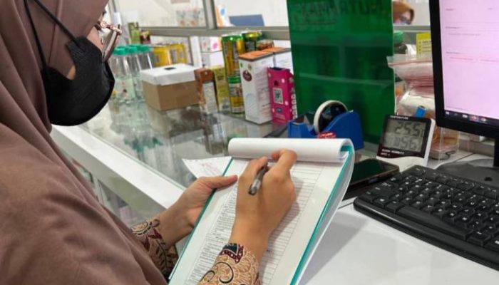 Petugas Puskesmas Cibodasari saat melakukan pemeriksaan pelayanan kefarmasian dan pengawasan penyimpanan obat di salah satu apotek di Kota Tangerang.