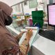 Petugas Puskesmas Cibodasari saat melakukan pemeriksaan pelayanan kefarmasian dan pengawasan penyimpanan obat di salah satu apotek di Kota Tangerang.