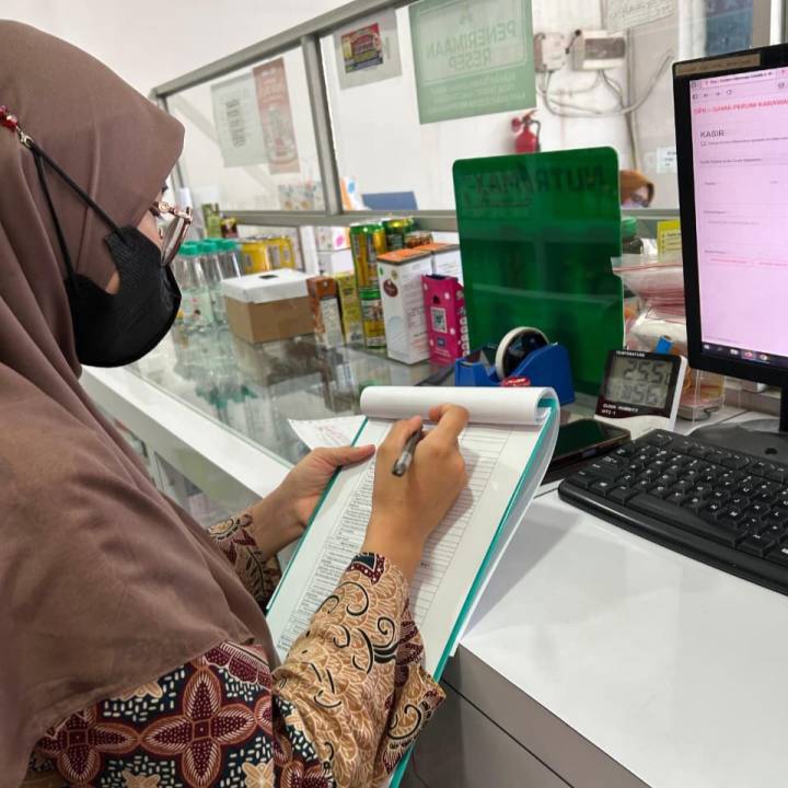 Petugas Puskesmas Cibodasari saat melakukan pemeriksaan pelayanan kefarmasian dan pengawasan penyimpanan obat di salah satu apotek di Kota Tangerang.