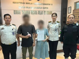 Petugas Rutan Kelas IIB Serang menunjukkan barang bukti 720 butir Antimo yang berhasil diamankan dari upaya penyelundupan oleh pengunjung.