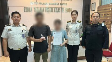 Petugas Rutan Kelas IIB Serang menunjukkan barang bukti 720 butir Antimo yang berhasil diamankan dari upaya penyelundupan oleh pengunjung.