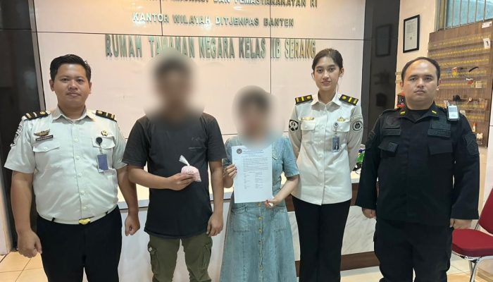 Petugas Rutan Kelas IIB Serang menunjukkan barang bukti 720 butir Antimo yang berhasil diamankan dari upaya penyelundupan oleh pengunjung.