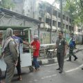 Petugas Satpol PP Kota Tangerang menertibkan pedagang kaki lima yang berjualan di trotoar kawasan Alun-Alun Ahmad Yani.