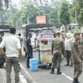 Petugas Satpol PP Kota Tangerang menertibkan pedagang kaki lima yang berjualan di trotoar dan bahu jalan demi mengembalikan fungsi fasilitas umum bagi masyarakat.