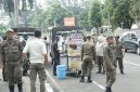 Petugas Satpol PP Kota Tangerang menertibkan pedagang kaki lima yang berjualan di trotoar dan bahu jalan demi mengembalikan fungsi fasilitas umum bagi masyarakat.