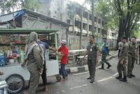 Petugas Satpol PP Kota Tangerang menertibkan pedagang kaki lima yang berjualan di trotoar kawasan Alun-Alun Ahmad Yani.
