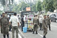 Petugas Satpol PP Kota Tangerang menertibkan pedagang kaki lima yang berjualan di trotoar dan bahu jalan demi mengembalikan fungsi fasilitas umum bagi masyarakat.