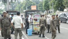 Petugas Satpol PP Kota Tangerang menertibkan pedagang kaki lima yang berjualan di trotoar dan bahu jalan demi mengembalikan fungsi fasilitas umum bagi masyarakat.