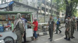 Petugas Satpol PP Kota Tangerang menertibkan pedagang kaki lima yang berjualan di trotoar kawasan Alun-Alun Ahmad Yani.