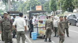 Petugas Satpol PP Kota Tangerang menertibkan pedagang kaki lima yang berjualan di trotoar dan bahu jalan demi mengembalikan fungsi fasilitas umum bagi masyarakat.