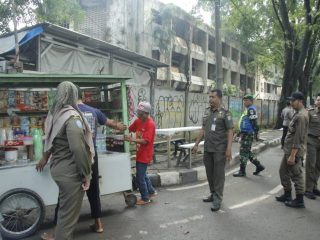 Petugas Satpol PP Kota Tangerang menertibkan pedagang kaki lima yang berjualan di trotoar kawasan Alun-Alun Ahmad Yani.