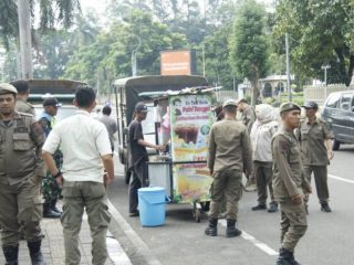 Petugas Satpol PP Kota Tangerang menertibkan pedagang kaki lima yang berjualan di trotoar dan bahu jalan demi mengembalikan fungsi fasilitas umum bagi masyarakat.