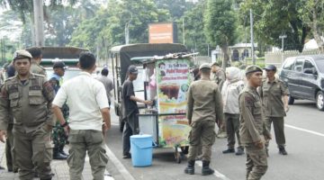 Petugas Satpol PP Kota Tangerang menertibkan pedagang kaki lima yang berjualan di trotoar dan bahu jalan demi mengembalikan fungsi fasilitas umum bagi masyarakat.