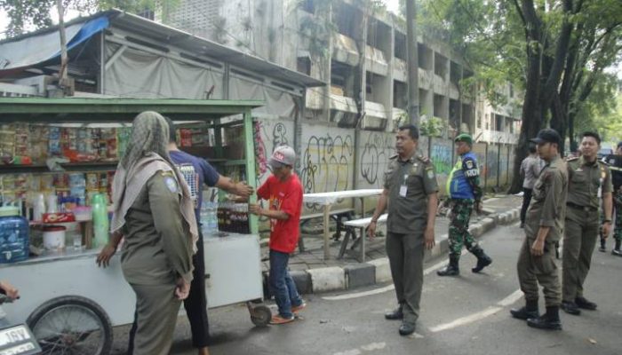 Petugas Satpol PP Kota Tangerang menertibkan pedagang kaki lima yang berjualan di trotoar kawasan Alun-Alun Ahmad Yani.