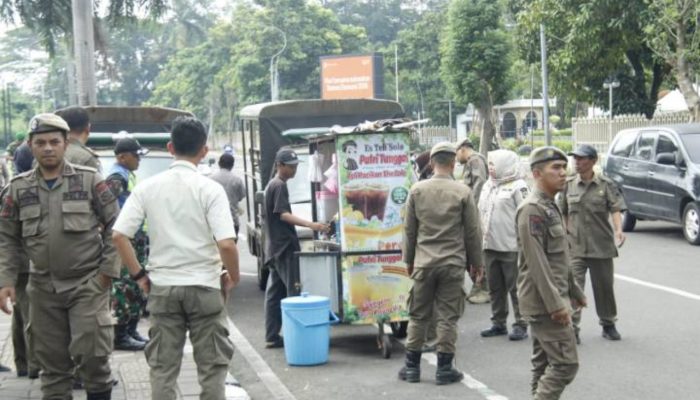 Petugas Satpol PP Kota Tangerang menertibkan pedagang kaki lima yang berjualan di trotoar dan bahu jalan demi mengembalikan fungsi fasilitas umum bagi masyarakat.