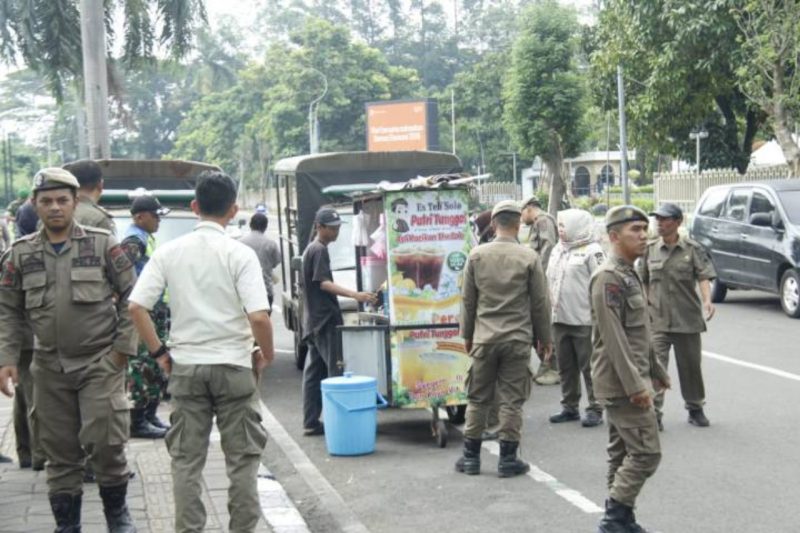Petugas Satpol PP Kota Tangerang menertibkan pedagang kaki lima yang berjualan di trotoar dan bahu jalan demi mengembalikan fungsi fasilitas umum bagi masyarakat.