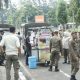 Petugas Satpol PP Kota Tangerang menertibkan pedagang kaki lima yang berjualan di trotoar dan bahu jalan demi mengembalikan fungsi fasilitas umum bagi masyarakat.
