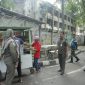Petugas Satpol PP Kota Tangerang menertibkan pedagang kaki lima yang berjualan di trotoar kawasan Alun-Alun Ahmad Yani.