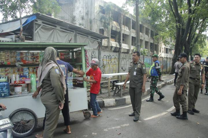 Petugas Satpol PP Kota Tangerang menertibkan pedagang kaki lima yang berjualan di trotoar kawasan Alun-Alun Ahmad Yani.