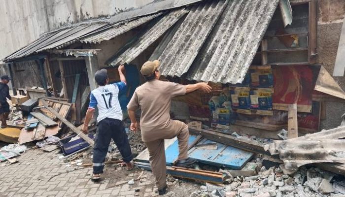 Petugas Trantib Kecamatan Batuceper saat melakukan penertiban bangunan liar di kawasan Jalan Daan Mogot, Kota Tangerang