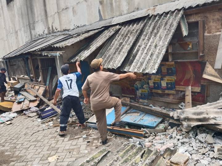 Petugas Trantib Kecamatan Batuceper saat melakukan penertiban bangunan liar di kawasan Jalan Daan Mogot, Kota Tangerang