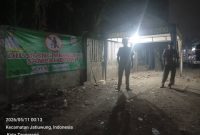 Petugas Trantib Kecamatan Jatiuwung melakukan patroli malam di kawasan depo sampah dan titik rawan pembuangan liar di Kota Tangerang.
