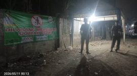 Petugas Trantib Kecamatan Jatiuwung melakukan patroli malam di kawasan depo sampah dan titik rawan pembuangan liar di Kota Tangerang.