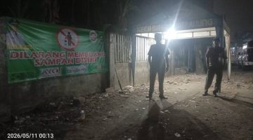 Petugas Trantib Kecamatan Jatiuwung melakukan patroli malam di kawasan depo sampah dan titik rawan pembuangan liar di Kota Tangerang.