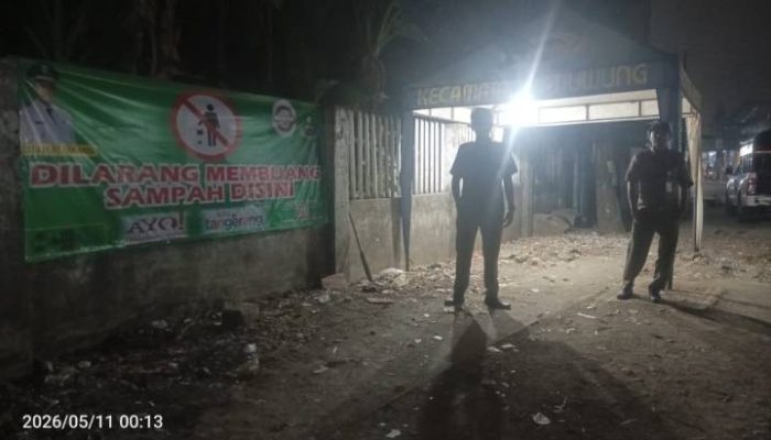 Petugas Trantib Kecamatan Jatiuwung melakukan patroli malam di kawasan depo sampah dan titik rawan pembuangan liar di Kota Tangerang.
