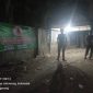 Petugas Trantib Kecamatan Jatiuwung melakukan patroli malam di kawasan depo sampah dan titik rawan pembuangan liar di Kota Tangerang.