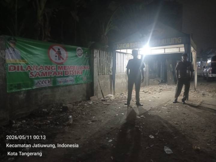 Petugas Trantib Kecamatan Jatiuwung melakukan patroli malam di kawasan depo sampah dan titik rawan pembuangan liar di Kota Tangerang.