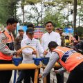 Petugas gabungan melakukan pengawasan di kawasan Taman Elektrik, Kota Tangerang, saat uji coba sterilisasi kendaraan untuk menekan parkir liar dan pungli.