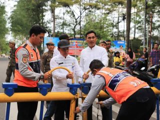 Petugas gabungan melakukan pengawasan di kawasan Taman Elektrik, Kota Tangerang, saat uji coba sterilisasi kendaraan untuk menekan parkir liar dan pungli.