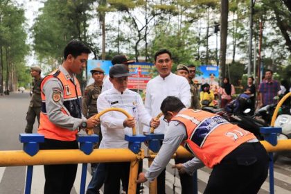 Petugas gabungan melakukan pengawasan di kawasan Taman Elektrik, Kota Tangerang, saat uji coba sterilisasi kendaraan untuk menekan parkir liar dan pungli.