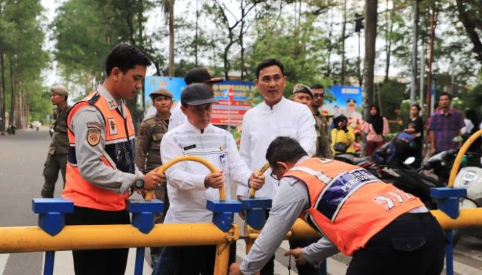 Petugas gabungan melakukan pengawasan di kawasan Taman Elektrik, Kota Tangerang, saat uji coba sterilisasi kendaraan untuk menekan parkir liar dan pungli.