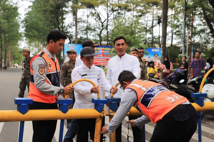 Petugas gabungan melakukan pengawasan di kawasan Taman Elektrik, Kota Tangerang, saat uji coba sterilisasi kendaraan untuk menekan parkir liar dan pungli.