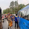 Petugas gabungan saat menertibkan pengamen dan manusia silver di salah satu persimpangan jalan Kota Tangerang dalam operasi penanganan PPKS.