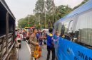 Petugas gabungan saat menertibkan pengamen dan manusia silver di salah satu persimpangan jalan Kota Tangerang dalam operasi penanganan PPKS.
