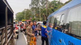 Petugas gabungan saat menertibkan pengamen dan manusia silver di salah satu persimpangan jalan Kota Tangerang dalam operasi penanganan PPKS.