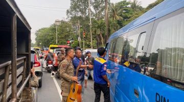 Petugas gabungan saat menertibkan pengamen dan manusia silver di salah satu persimpangan jalan Kota Tangerang dalam operasi penanganan PPKS.