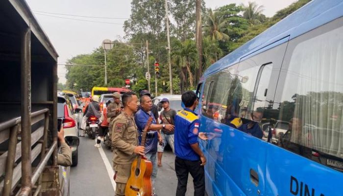 Petugas gabungan saat menertibkan pengamen dan manusia silver di salah satu persimpangan jalan Kota Tangerang dalam operasi penanganan PPKS.