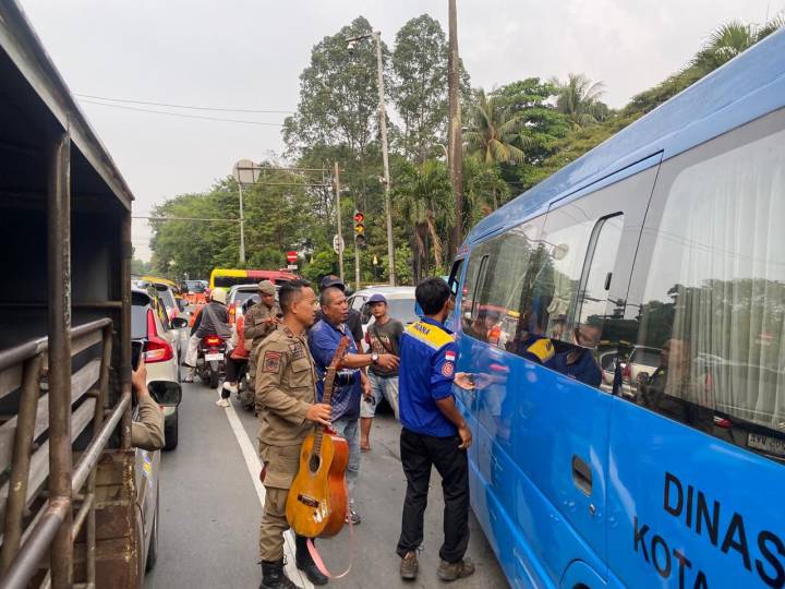 Petugas gabungan saat menertibkan pengamen dan manusia silver di salah satu persimpangan jalan Kota Tangerang dalam operasi penanganan PPKS.