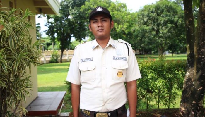 Petugas keamanan berjaga di area perkantoran. BAZNAS Kota Tangerang membuka pelatihan vokasi sekuriti gratis untuk masyarakat penerima zakat guna meningkatkan keterampilan kerja dan peluang kerja tetap.